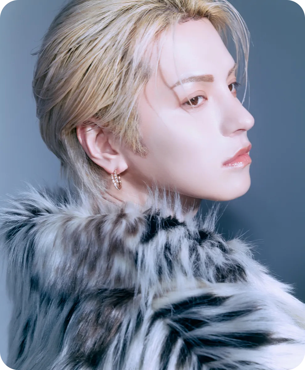 金髪でファーコートを着用した男性ホスト（UTA）の横顔プロフィール画像