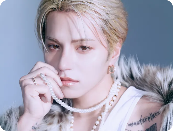 メッセージ：パールのネックレスを身につけたUTAのポートレート写真