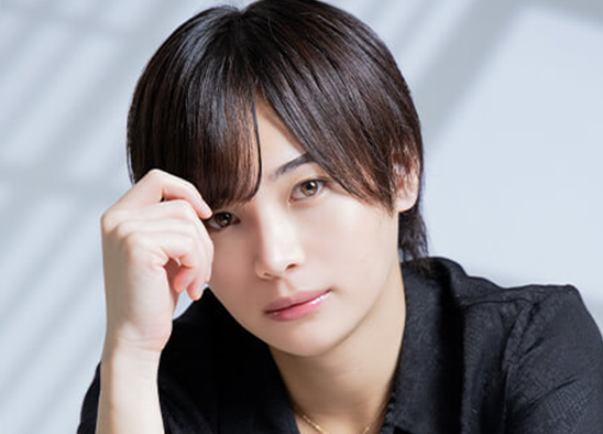 明るい光に包まれたポートレート写真。黒い服をアオイが穏やかにカメラを見つめる、清潔感のあるプロフィールイメージ。