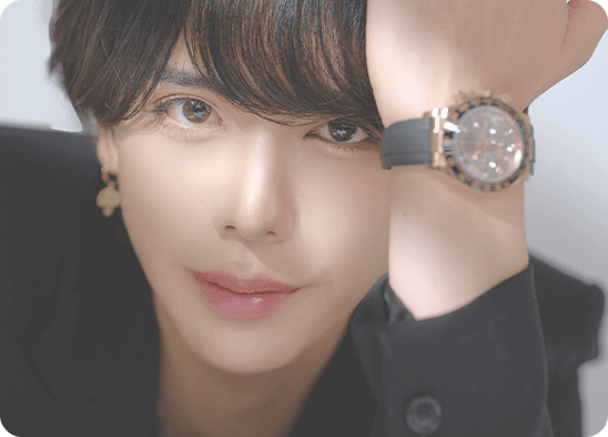 白いスーツを着た一 祈織のポートレート写真。清潔感のあるスタイルと落ち着いた雰囲気が印象的なプロフィールイメージ。