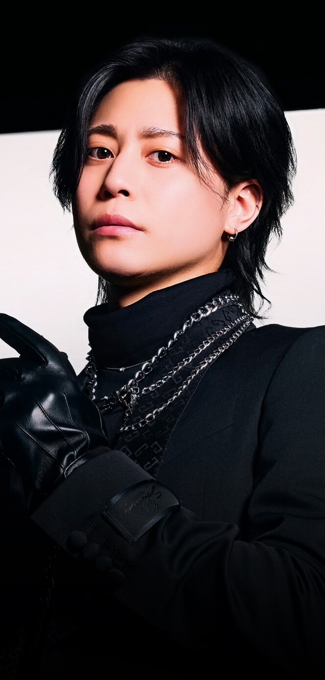 青い衣装を着た佐藤せるてぃあのポートレート写真。知的で高級感のある雰囲気が印象的なプロフィールイメージ。