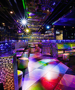 きらびやかな照明と鏡面デザインが印象的なラウンジの店内空間