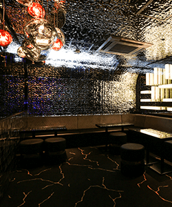 ブラックとゴールドを基調とした高級感漂うホストクラブのVIPルーム