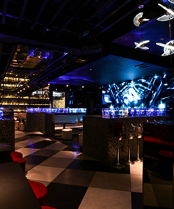 青い照明が幻想的に輝くホストクラブのメインフロア。スタイリッシュで高級感のある内装