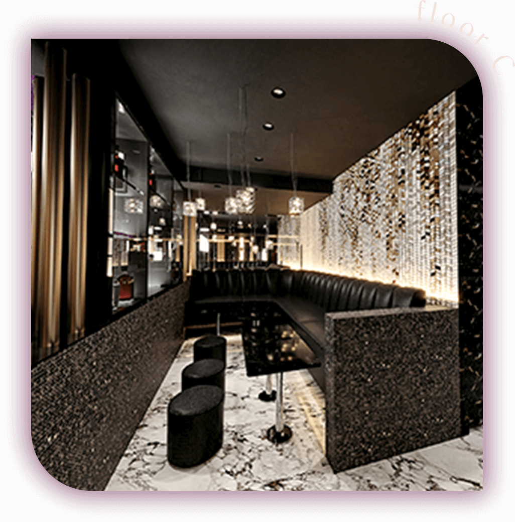 Cのラウンジエリア。豪華なシャンデリアが天井から吊るされ、ゴールドとブラックのアクセントが施された壁が高級感を引き立てています。